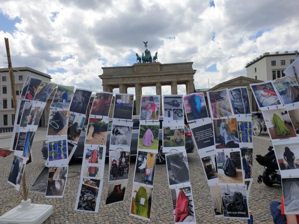 Ausstellung von Bildern von verhüllten Menschen vor dem Brandenburger Tor