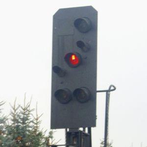 Lichtsignal der Bahn, das Rot zeigt
