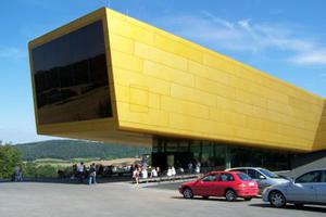 Das Besucherzentrum nahe der Fundstelle der Himmelsscheibe von Nebra in Wangen- ein langestrecktes gelbes Gebäude
