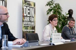 Foto zeigt Pressekonferenz Dein Jahr für Deutschland