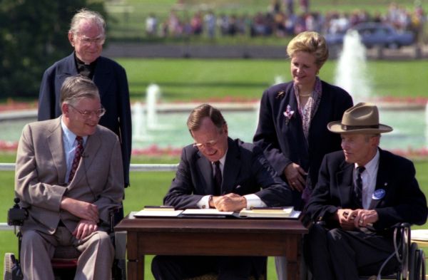 George H.W. Bush mit Justin Dart u.a. bei der Unterzeichnung des ADA