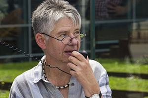 Sigrid Arnade vor der Glaswand mit dem Grundgesetz
