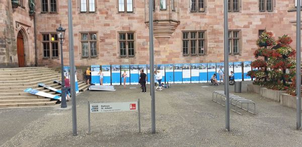 Wanderausstellung von UNgehindert vor Saarbrücker Rathaus