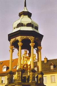 Standbild des Goldenen Reiter unter dem sechseckigen Dach vor dem Rathaus von Magdeburg