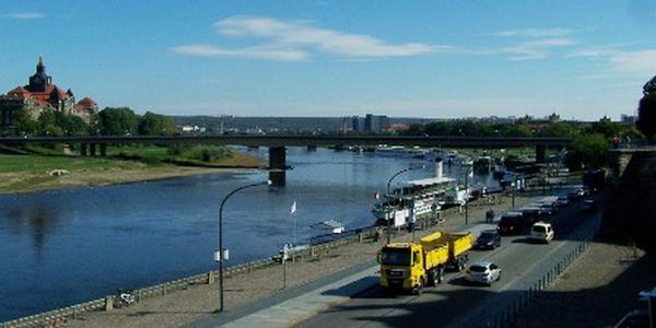 Blick auf die Elbe in Richtung Carolabrücke in Dresden