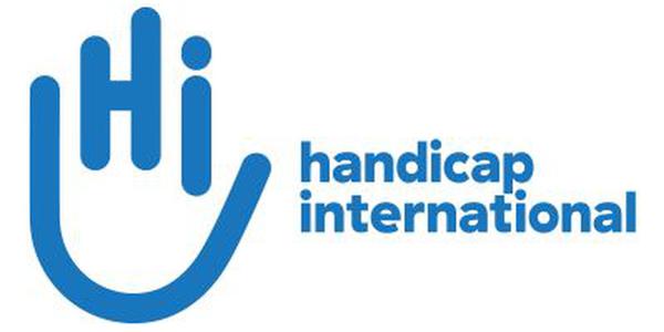 Stilisierte blaue Hand mit den Buchstaben H und I sowie dem Text - Handicap International _<wbr>