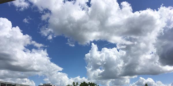 Foto zeigt Sommerwolken über Berlin