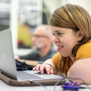 Junge Frau am Laptop