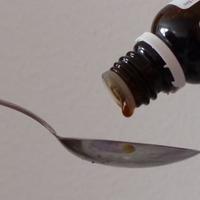 Bittere Medizin - Medizin tropft auf einen kleinen Löffel