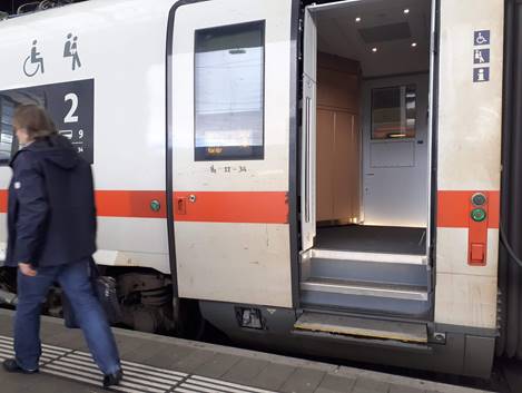 Foto zeigt Einstiegsstufen im ICE
