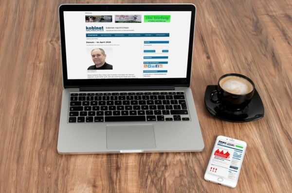 Laptop, Smartphone mit kobinet-nachrichten und Kaffeetasse