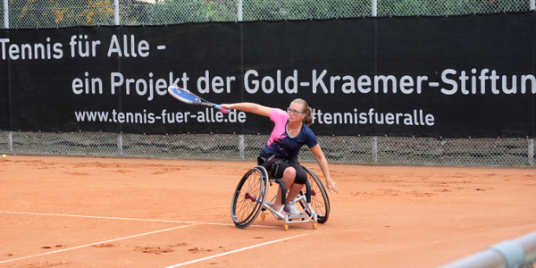 Die Siegerin der Offenen Kölner Rollstuhltennis-Meisterschaften, Bianca Osterer