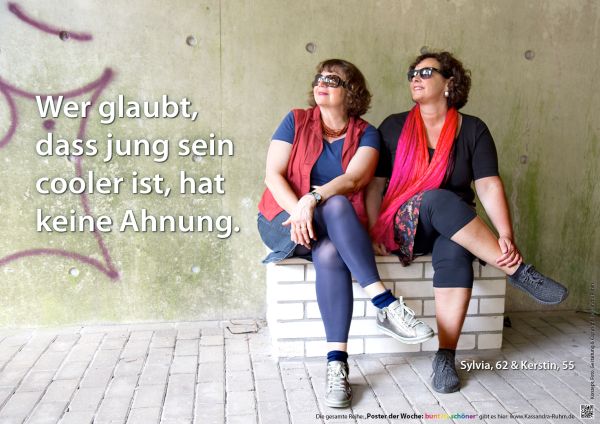 Poster mit zwei Frauen, die alt sein cool finden