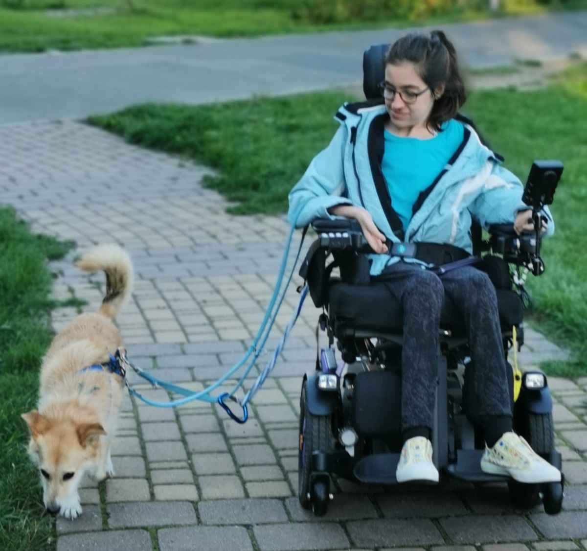 Foto zeigt Laura Mench mit Hund