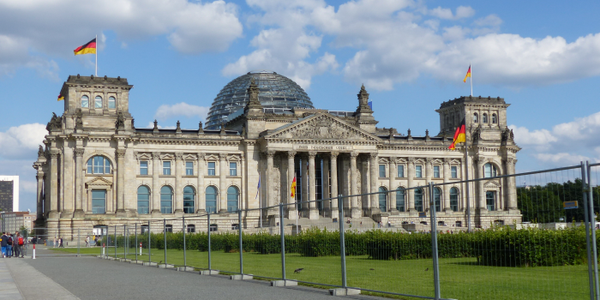 Blick auf das Reichtagsgebäude in Berlin