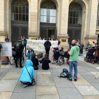 Aktion behinderter Arbeitgeber*innen vor dem Abgeordnetenhaus Berlin