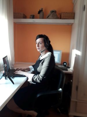 Im Homeoffice: Jennifer Sonntag an einem L-förmigen Schreibtisch mit Laptop, PC-Monitor und Smart-Phone im Stativ