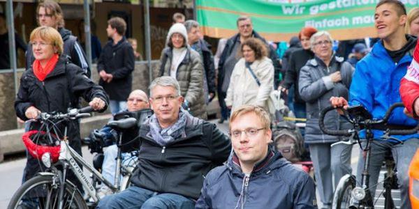 Foto zeigt Dominik Peter bei einer Demo