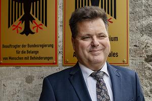 Jürgen Dusel vor dem Kleisthaus