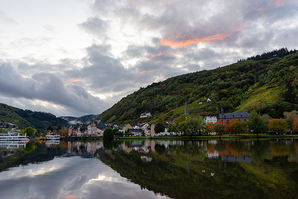 Blick auf Mosel  beim Sonnenuntergang