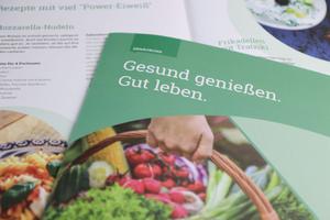 Deckblat der neue KfH-Ernährungsbroschüre „Gesund genießen. Gut leben.“