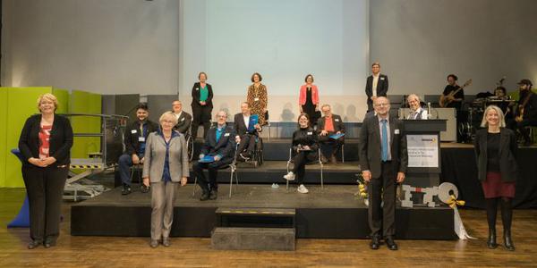 Personen auf einer Bühne bei der Eröffnung des Annelie-Wellensiek-Zentrums für inklusive Bildung