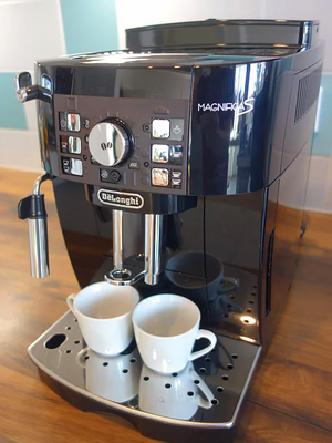 Kaffeemaschine mit Bedienelementen für bline Bedienung