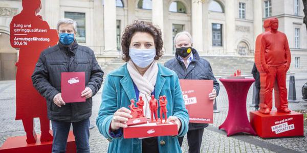 Fot zeigt die Übergabe der Forderungen an Sozialministerin Dr. Carola Reimann