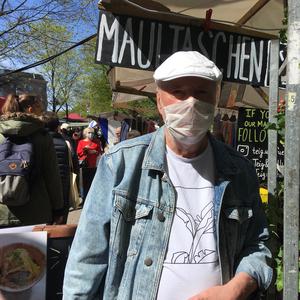 Foto zeigt kobinet-Reporter auf dem Türkenmarkt