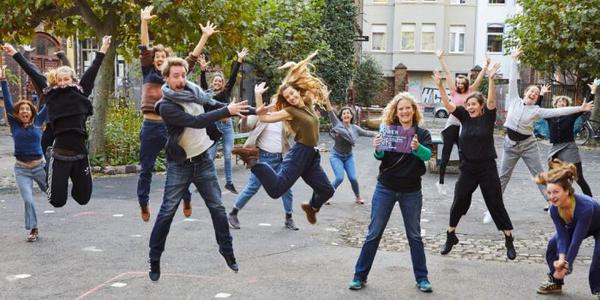Das Foto zeigt tanzend die Preisträgerinnen und Preisträger von „The Power of Arts“