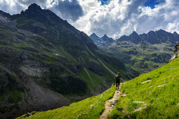 Ein Wanderer auf dem schmalen Pfad in den Bergen