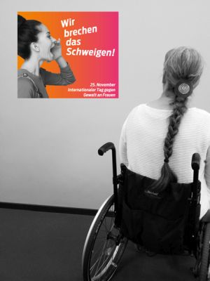 Frau im Rollstuhl vor Plakat: Schweigen brechen