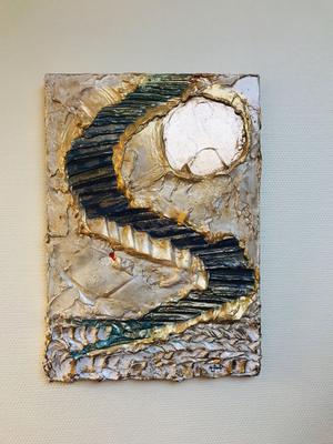 Das Kunstwerk ist hochformatig. Wie ein S zieht sich eine geriffelter Bogen durch das Bild.
