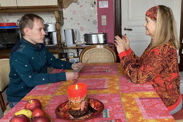 Dorothee Fischer und Tobias Köppe in einer Wohnung bei ihrem Videobeitrag