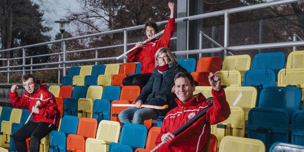 Foto zeigt Mitglieder des  Special Hockey Team vom Berliner Hockey-Verband mit Olympiasiegerin Natascha Keller