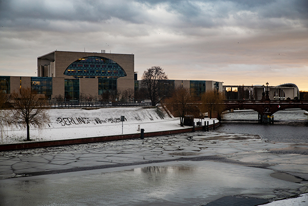 Regierungsviertel im Winter. Es liegt Schnee und Wasser im Rhein ist teilweise gefroren