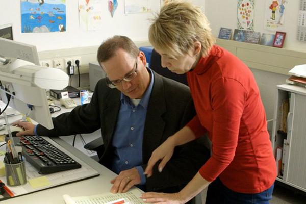 Seheingeschränkte Berufstätige sind bei einigen Tätigkeiten auf die Unterstützung von Arbeitsassistenten angewiesen