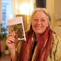 Heike Oldenburg mit ihrem Buch in der Hand