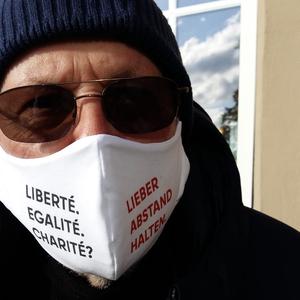 Foto zeigt Journalist mit Maske