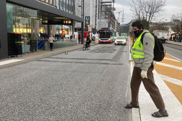 Foto zeigt Straßenquerung am Jungfernstieg in Hamburg