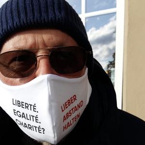 Foto zeigt Journalist mit Maske