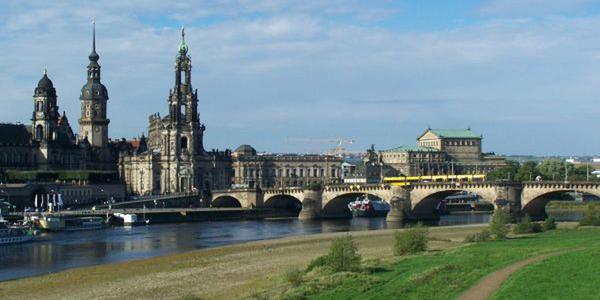 Foto zeigt Blick auf die Augustusbrücke und die Altstadt von Dresden