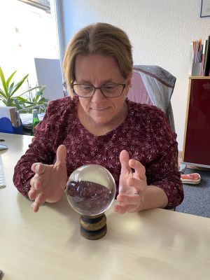 Gracia Schade schaut in eine Glaskugel