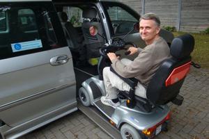 Andreas Reigbert mit E-Rolli auf Rampe beim Einstieg ins Auto
