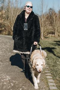 Andrea Eberl mit Blindenführhund