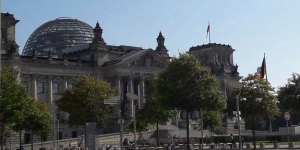 Foto zeigt Blick auf das Reichtagsgebäude in Berlin