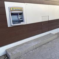 Bankautomat mit Stufe davor