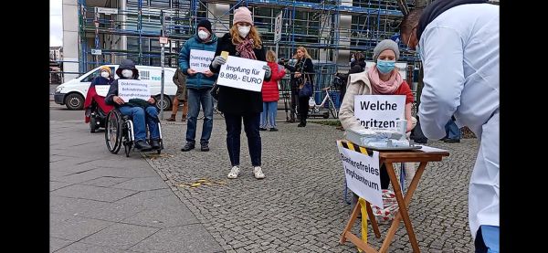 Symbolische Impf-Aktion vor dem BMG in Berlin