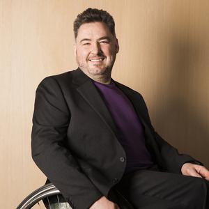 Holger Kiesel im Rollstuhl sitzend