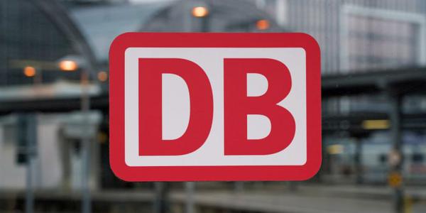 Dekoration - DB-Logo - weißer Untergrund, rote Buchstaben DB und roter Randin einem Wartebereich